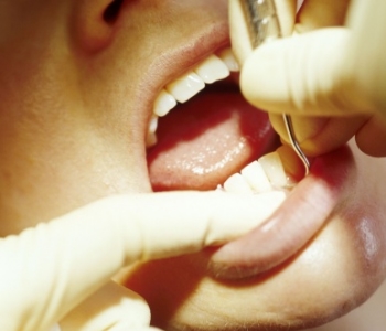 doctor examinig patients gums